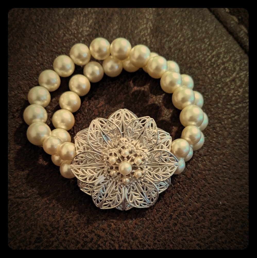 Pearl and metal flower bracelet